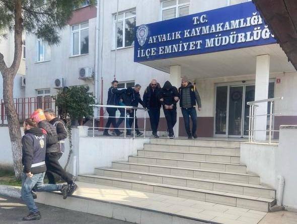 Ayvalık’ta hırsızlık yapan şahıslar polis ekiplerince kıskıvrak yakalandı. Edinilen bilgiye