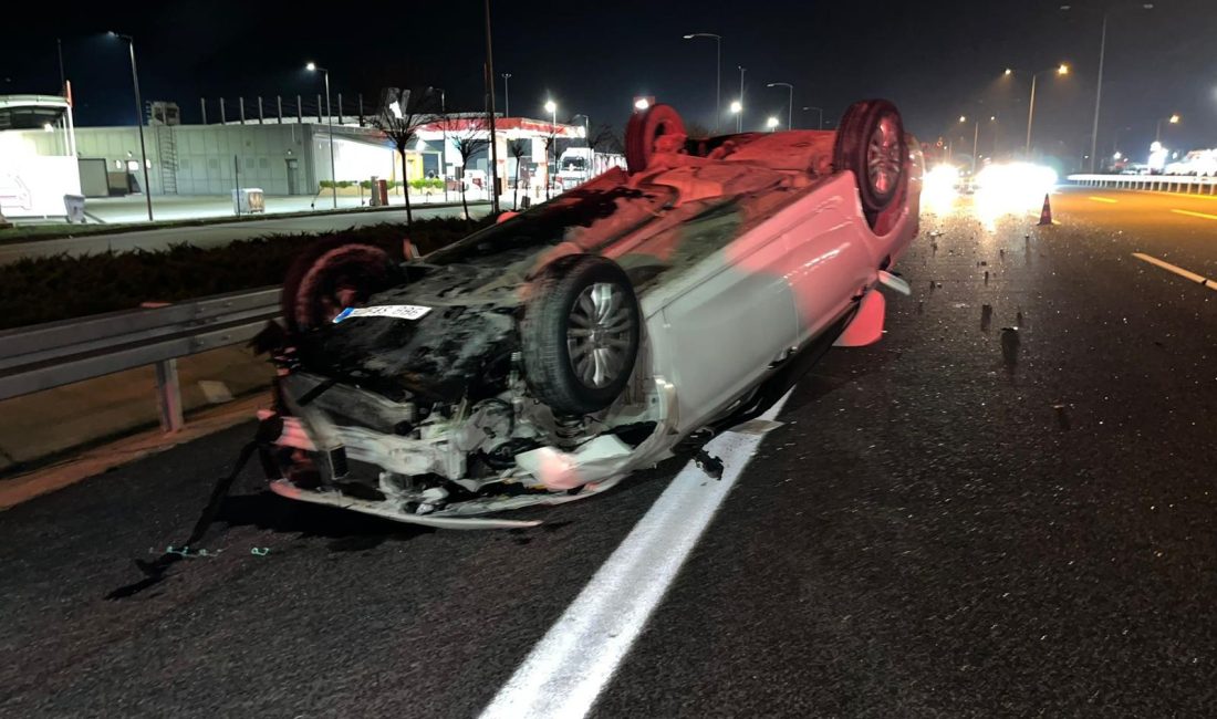 Balıkesir’de otobanda çift taraflı trafik kazası: 1 yaralı Balıkesir-İzmir otobanında meydana gelen trafik kazasında hızla arkadan gelen otomobil