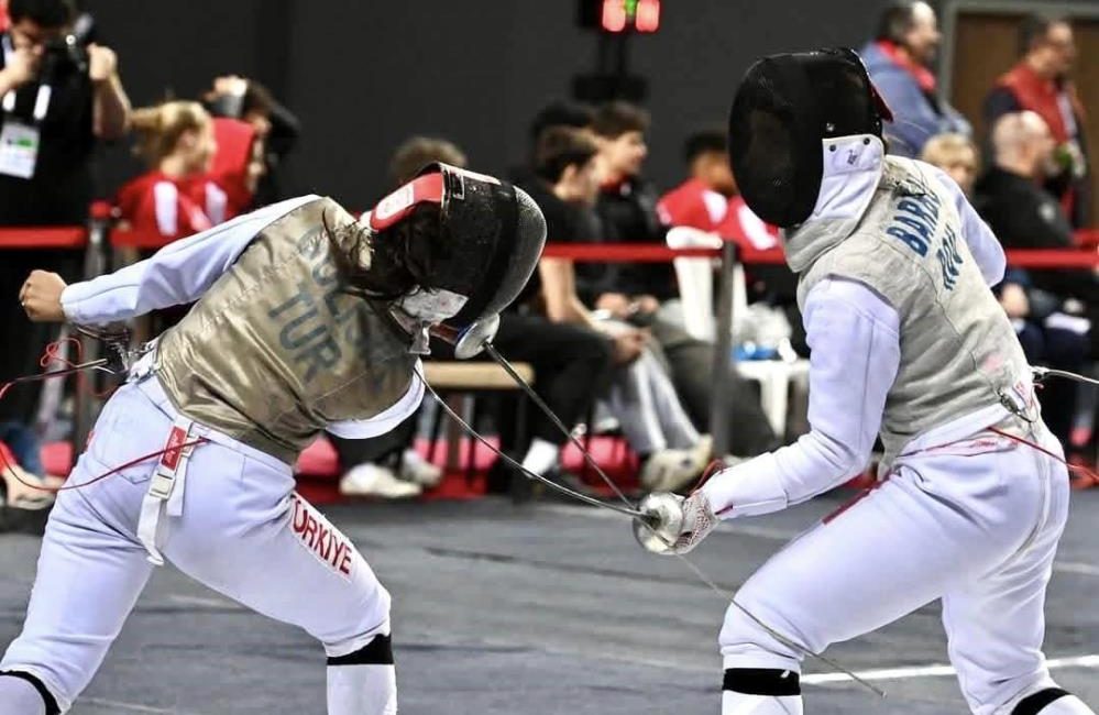 Alara Atmaca, eskrimde Avrupa şampiyonu oldu Antalya’da düzenlenen Yıldızlar ve Gençler Avrupa Şampiyonası’nda Balıkesirli sporculardan Alara