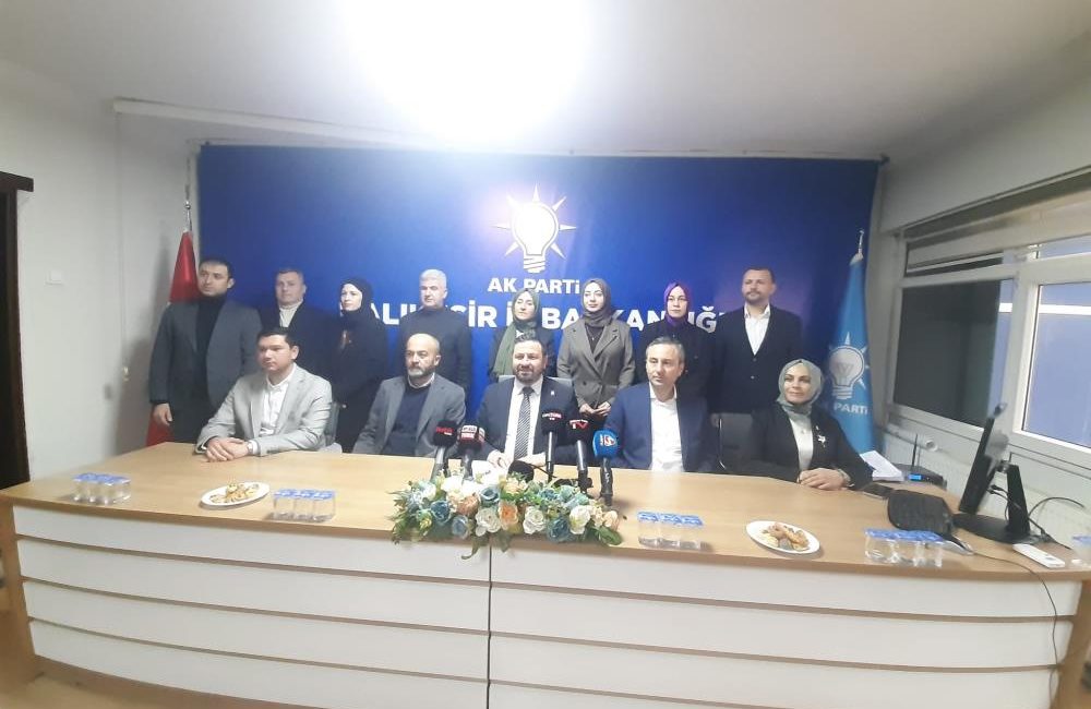  AK Parti İl Başkanı Mehmet Aydemir, düzenlediği basın toplantısında il