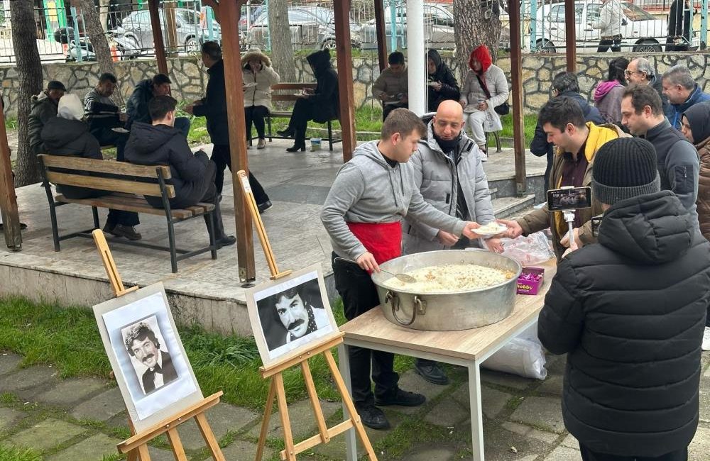 Balıkesir’de Ferdi Tayfur hayranı olan İl Halk Kütüphanesi personeli Özkay