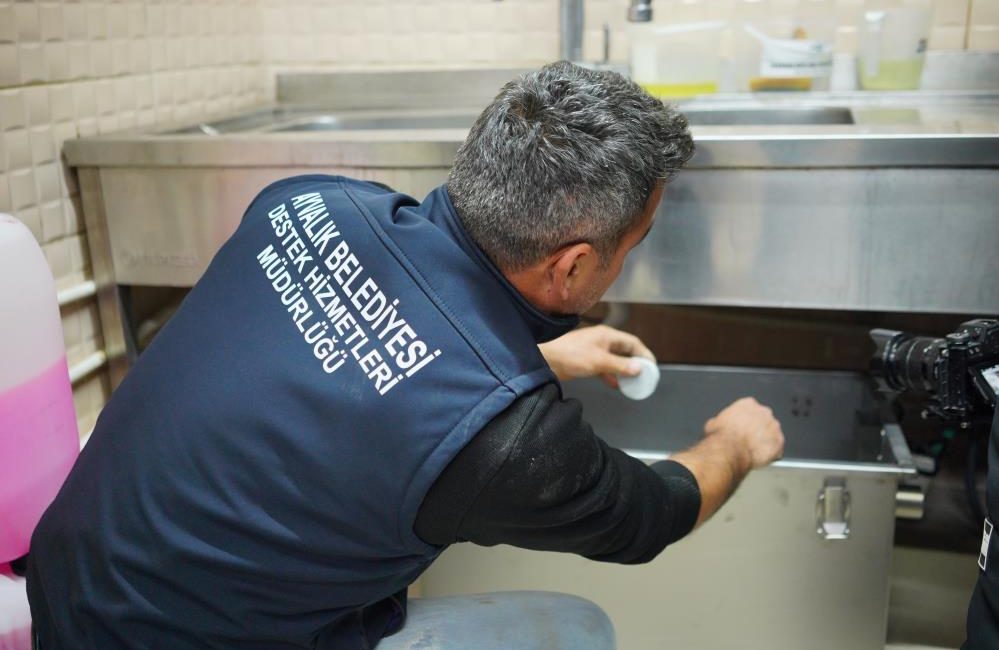 Ayvalık’ta kanalizasyonlara dökülen atık yağlara net çözüm Ayvalık’ta, yoğun olarak kullanılan yağların kanalizasyon şebekesine ulaşarak çevre sorunlarına
