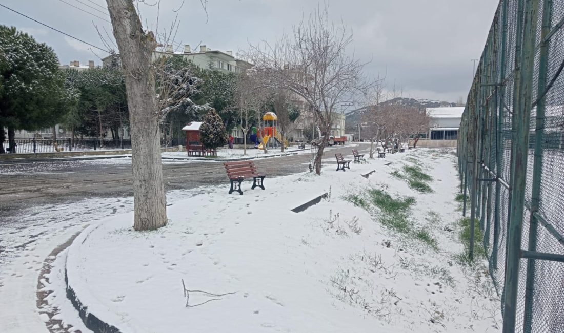 Bandırma’da dün gece başlayan kar yağışı, şehir merkezinde ve kırsalda