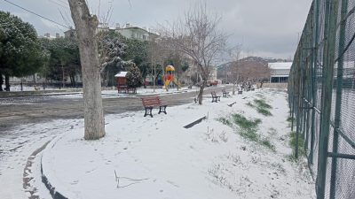 Bandırma’da dün gece başlayan kar yağışı, şehir merkezinde ve kırsalda