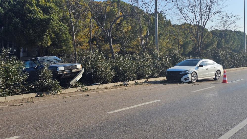 Çanakkale-Bandırma yolunda kaza Bandırma’da, kaygan yolda bir otomobil önündeki araca çarparak durabildi. Edinilen