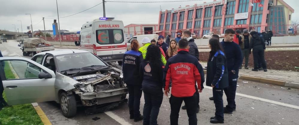 Bandırma’da kavşakta meydana gelen kazada 3 kişi yaralandı Bandırma’da kazaların sıkça yaşandığı Korozman Kavşağı, bir kez daha trafik