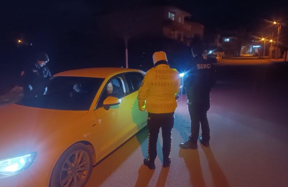  Balıkesir’de polis ekipleri il genelinde gerçekleştirdiği denetimlerde aranma kaydı bulunan