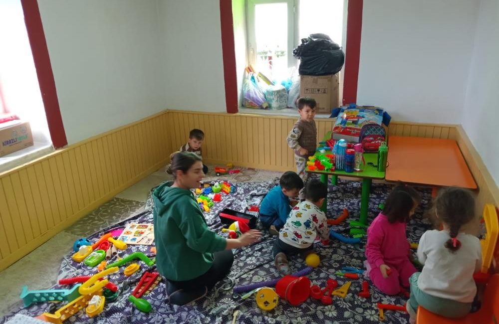 Kayalar köyünde bulunan Yukarı camide kullanılmayan iki odasına yapılan kreş