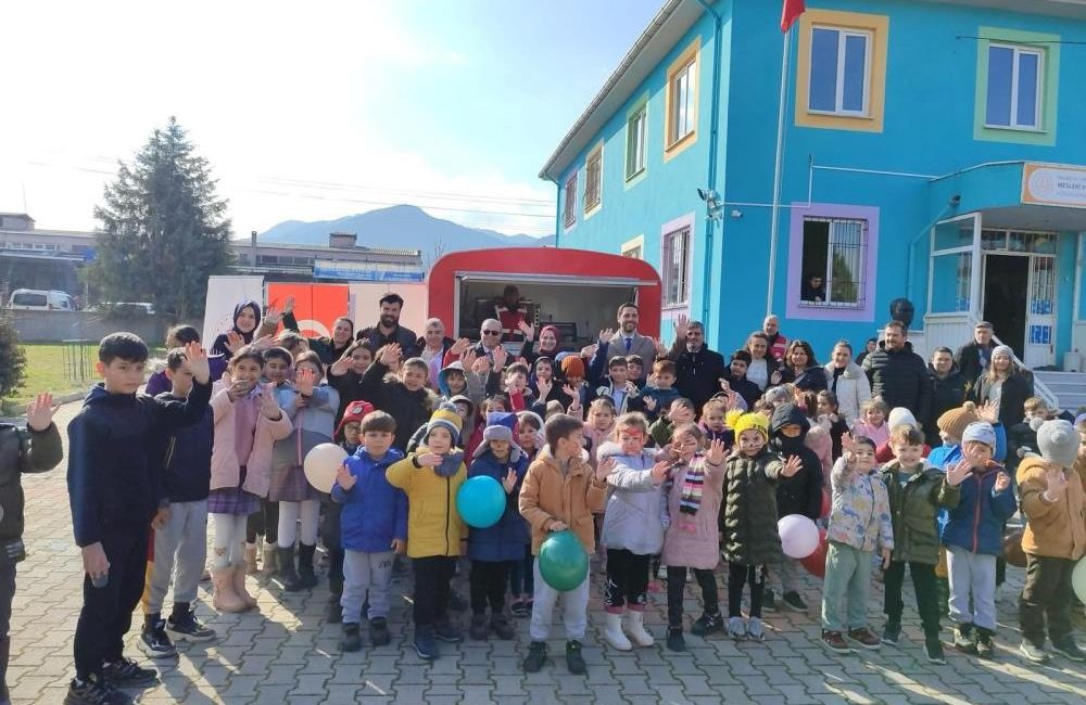 Sındırgı’da öğrencilere Vakıflar Müdürlüğü tarafından salep ikramı yapıldı. Kültürel mirası