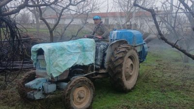 Şeftali üretimi ile tanınan Balıkesir’in Kepsut ilçesinde şeftali ağaçlarının ilaçlanmasına