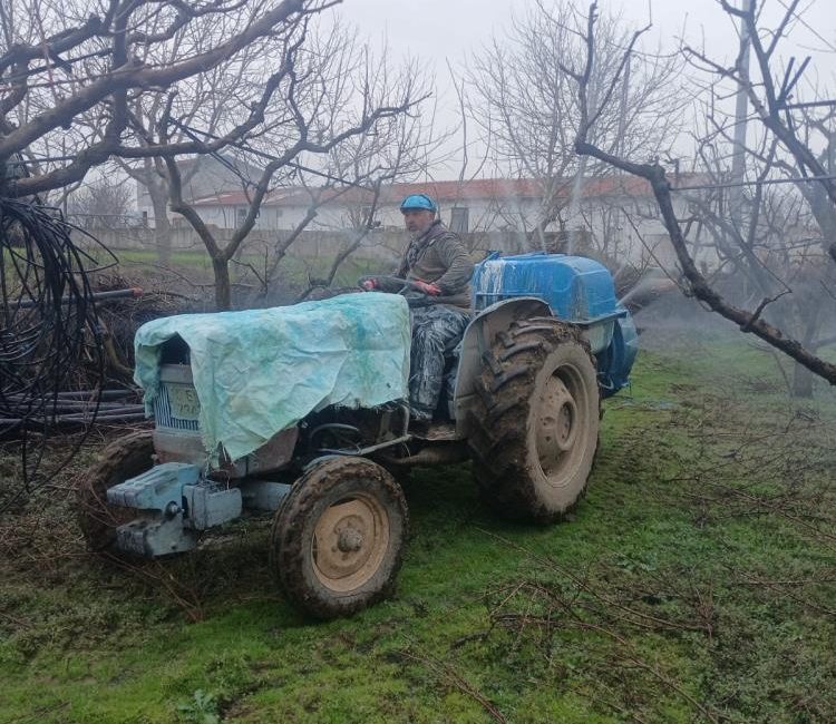 Şeftali üretimi ile tanınan Balıkesir’in Kepsut ilçesinde şeftali ağaçlarının ilaçlanmasına