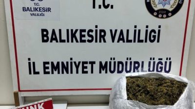 Edremit’te düzenlenen operasyonda 696,88 gram skunk maddesi ele geçirildi. Edinilen