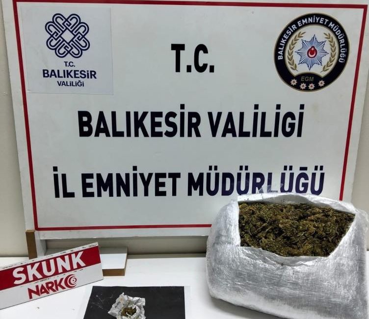 Edremit’te düzenlenen operasyonda 696,88 gram skunk maddesi ele geçirildi. Edinilen