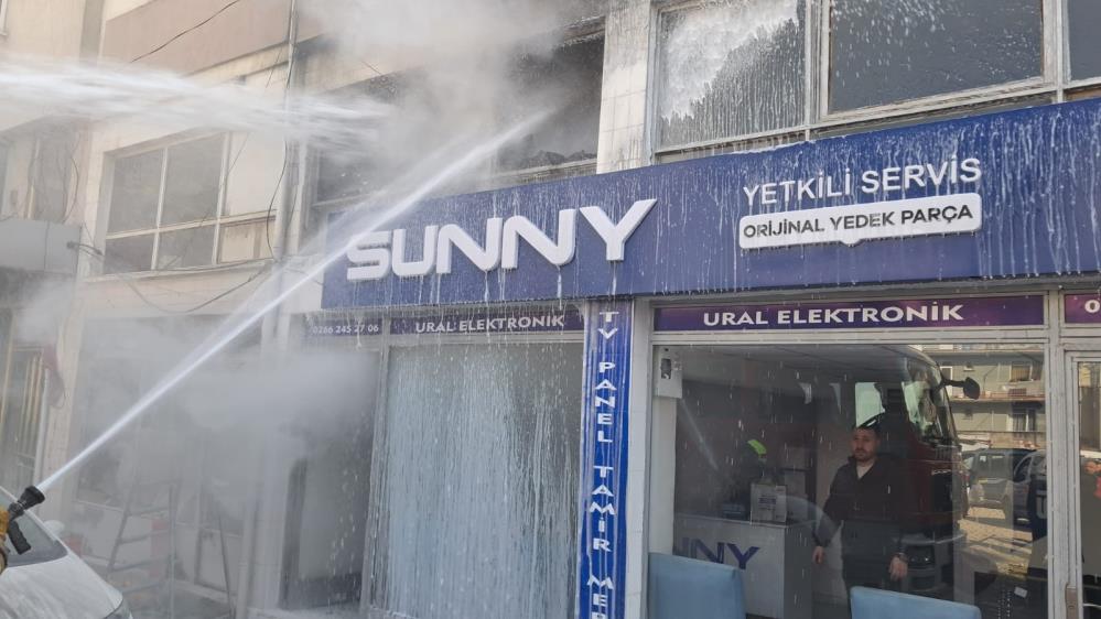 Balıkesir’de korkutan elektronik servisi yangını Karesi’de elektronik tamiri yapan serviste meydana gelen yangın panik oluşturdu.