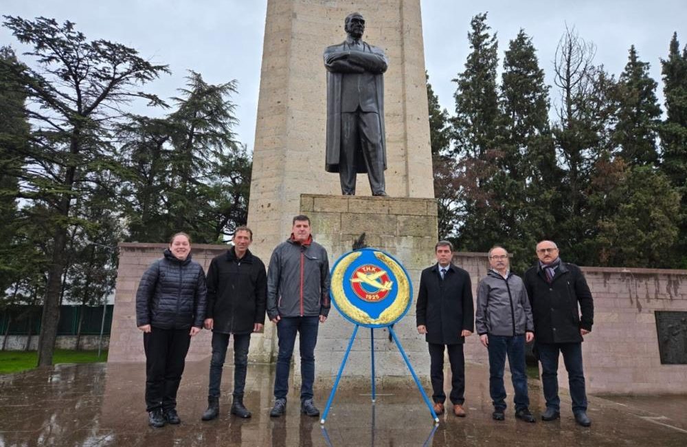 Türk Hava Kurumu 1OO’üncü yaşını kutluyor Türk Hava Kurumu’nun (THK) 100’üncü yılı dolayısıyla Balıkesir’de tören düzenlendi.
