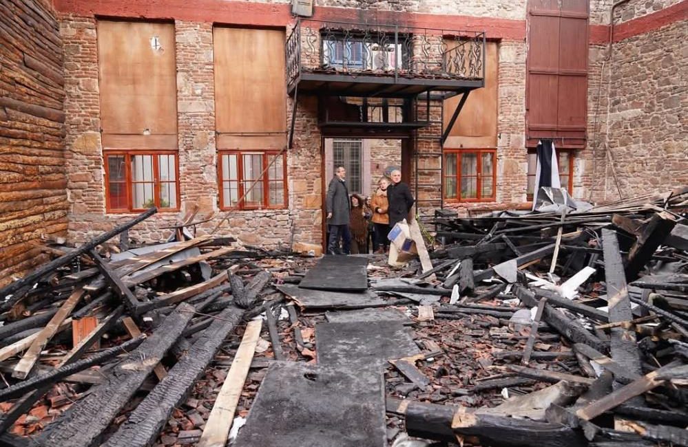 Ayvalık Belediye Başkanı Ergin alevlere teslim olan sanat merkezlerini inceledi Ayvalık Belediye Başkanı Mesut Ergin geçtiğimiz hafta çıkan yangında adeta