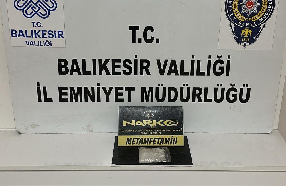 Balıkesir’de polis ekipleri şehir merkezinde gerçekleştirdikleri çalışmalarda uyuşturucu ticareti yaptığı