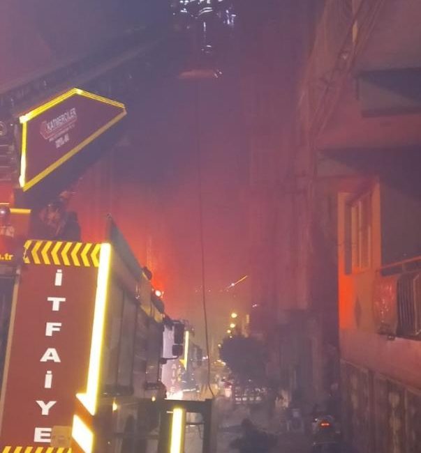 Bandırma’da bir apartmanın çatı katında yangın çıktı. İtfaiye ekiplerin hızlı