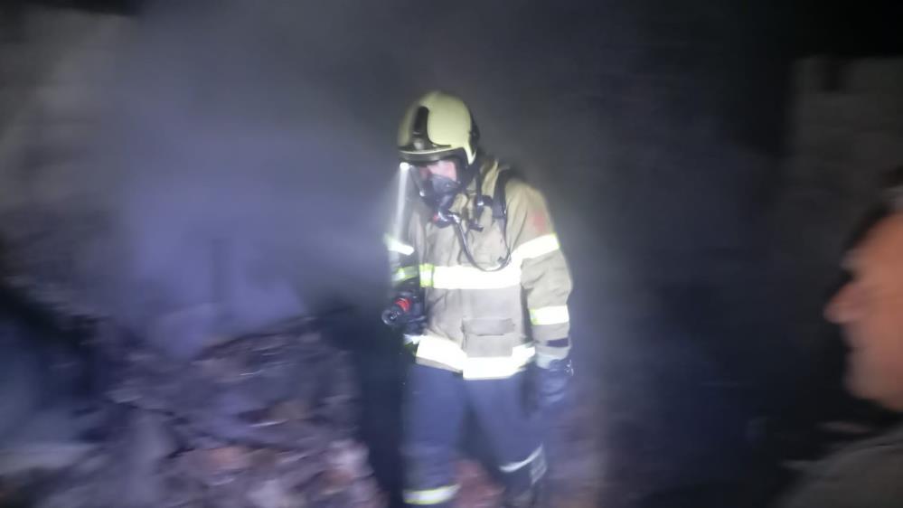 Erdek , Sahil Mahallesi’nde gece saatlerinde çıkan dam yangını, kısa