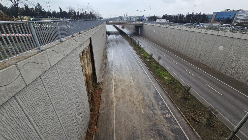 Bandırma’da Bat-Çık yolda çökme Bandırma’da, 6. Ana Jet Üs Komutanlığı önündeki Bat-Çık yolun beton