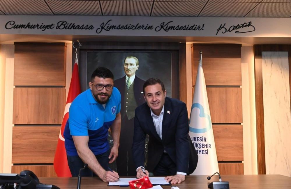 Başkan Ahmet Akın, şampiyon güreşçileri Balıkesir’in renklerine bağladı Balıkesir Büyükşehir Belediye Başkanı ve Yağlı Güreş Düzenleyen Kentler Birliği