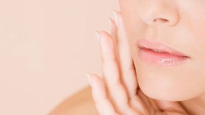 Ciltte oluşan kahverengi lekelerin nedenlerinden bahseden Dermatoloji Uzmanı Dr. Elçin
