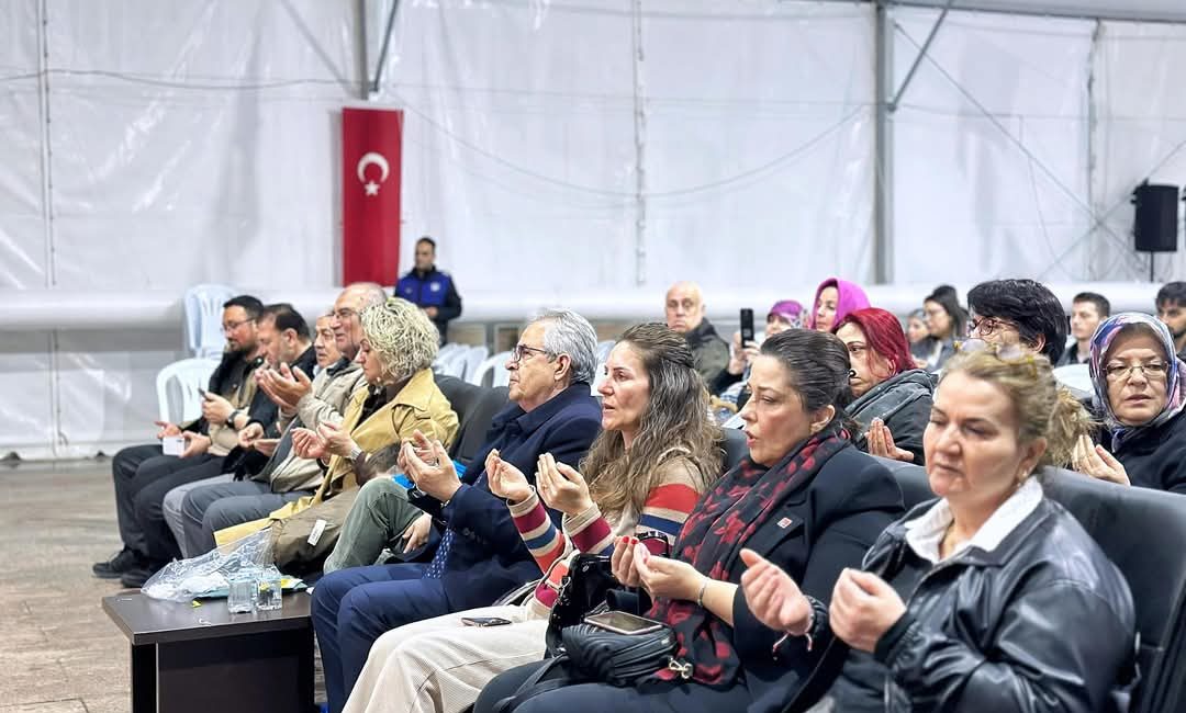 Bandırma Belediyesi, Kadir Gecesi dolayısıyla Cumhuriyet Meydanı’nda düzenlediği programla vatandaşları
