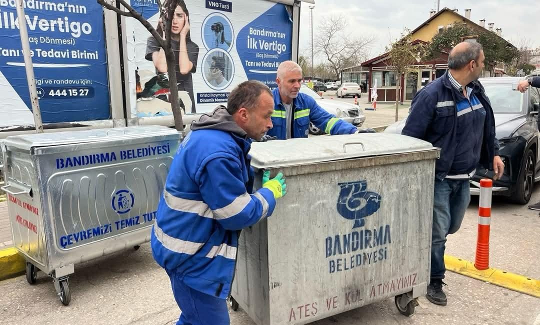 Bandırma Belediyesi atık yönetimini güçlendiriyor Bandırma’da vatandaşlardan gelen talepler doğrultusunda konteynerlerin konumlandırılmasına başlandı. Merkez mahallelerin