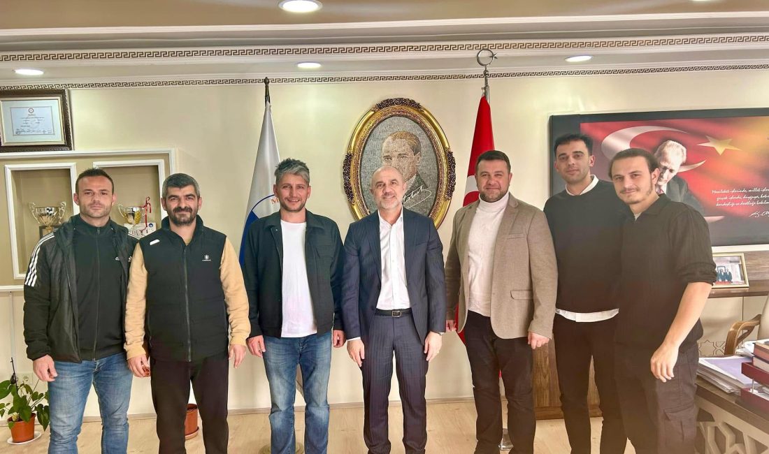 Marmara Adalar Belediyespor yönetimi ve futbolcuları, Belediye Başkanı Dinçer ile