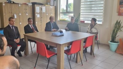 Gönen Kaymakamı Ahmet Altıntaş, ilçedeki okulları ziyaret ederek öğrencilerle bir