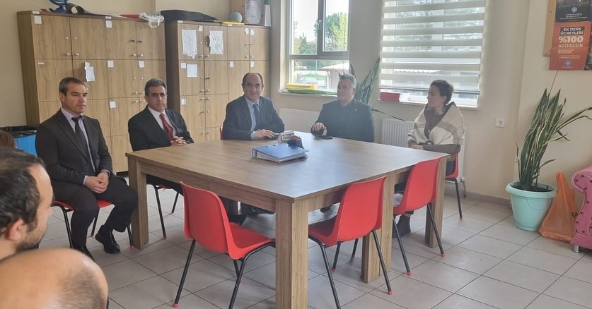 Gönen Kaymakamı Ahmet Altıntaş, ilçedeki okulları ziyaret ederek öğrencilerle bir
