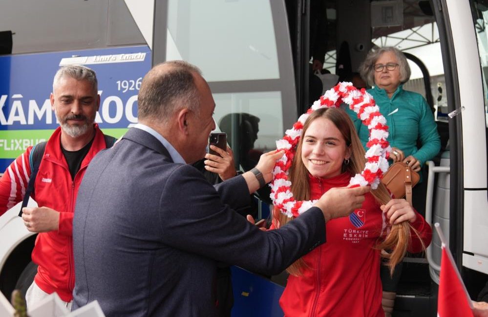 Avrupa şampiyonu Alara Atmaca, Balıkesir’de coşkuyla karşılandı Antalya’da düzenlenen Yıldızlar ve Gençler Avrupa Eskrim Şampiyonası’nda başarılar elde
