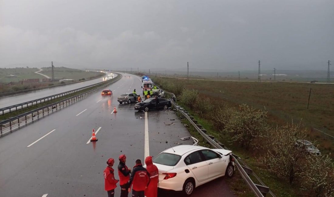Susurluk’ta zincirleme kaza: 2 ölü, 4 yaralı Gebze-Orhangazi-İzmir otoyolunda meydana gelen zincirleme trafik kazasında 2 kişi hayatını