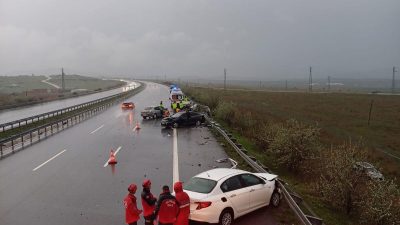 Gebze-Orhangazi-İzmir otoyolunda meydana gelen zincirleme trafik kazasında 2 kişi hayatını