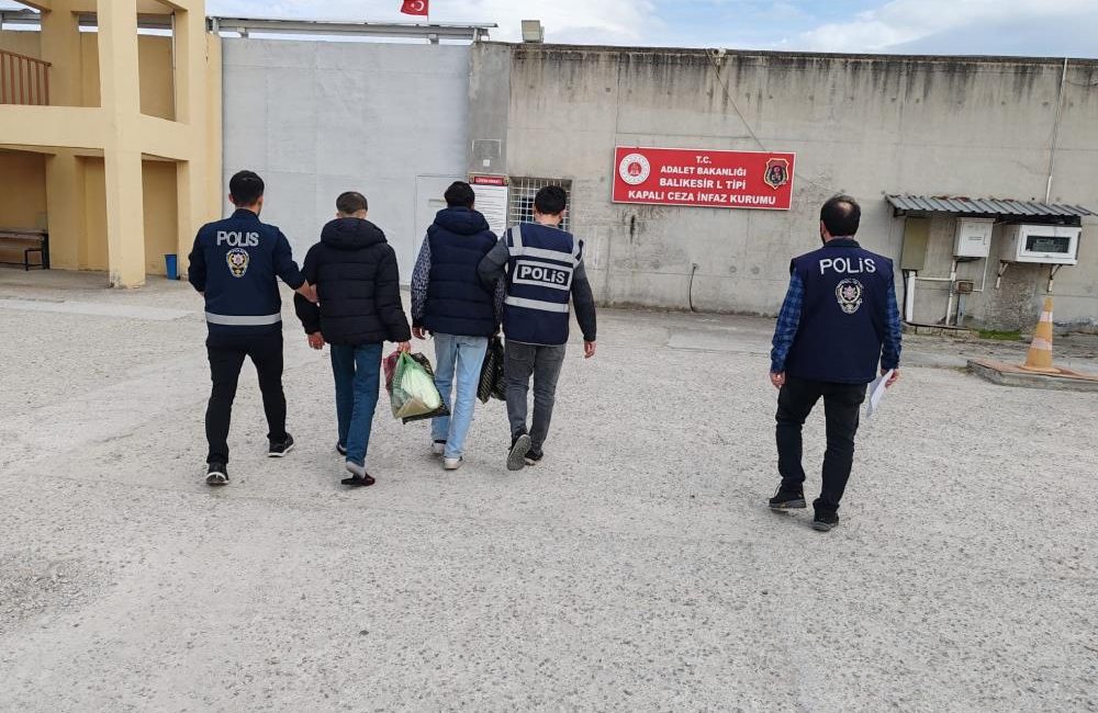 Bigadiç’te kendilerini emniyet müdürü olarak tanıtıp yaşlı kadının yaklaşık 1