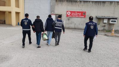 Bigadiç’te kendilerini emniyet müdürü olarak tanıtıp yaşlı kadının yaklaşık 1
