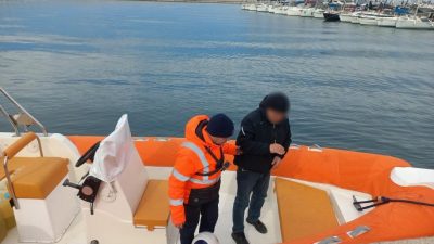 Burhaniye  açıklarında özel bir teknede rahatsızlanan bir kişi, sahil güvenlik