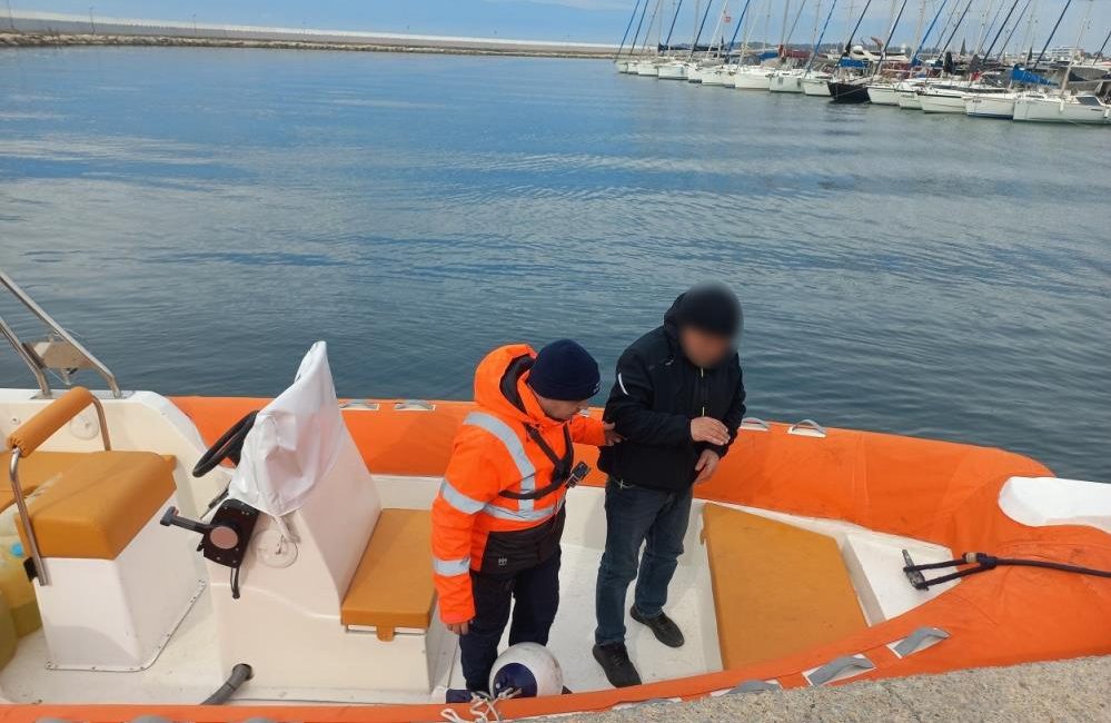 Burhaniye  açıklarında özel bir teknede rahatsızlanan bir kişi, sahil güvenlik