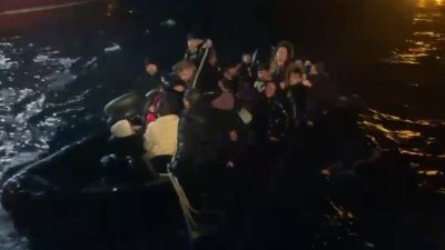 Ayvalık açıklarında yasa dışı yollarla yurt dışına çıkmaya çalışan 32