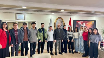 Marmara Adalar Belediyesi’nin ücretsiz üniversite hazırlık kursuna katılan öğrenciler, Başkan