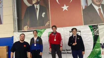 İzmir’de düzenlenen U15 ve U17 Kadın Güreş Turnuvası’nda Balıkesir Büyükşehir