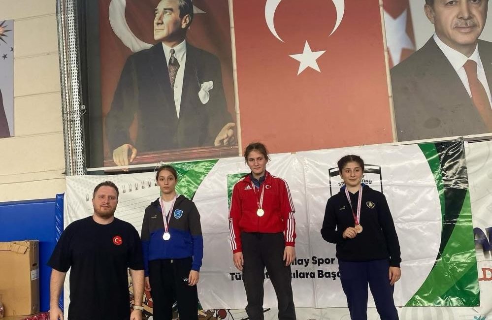 İzmir’de düzenlenen U15 ve U17 Kadın Güreş Turnuvası’nda Balıkesir Büyükşehir