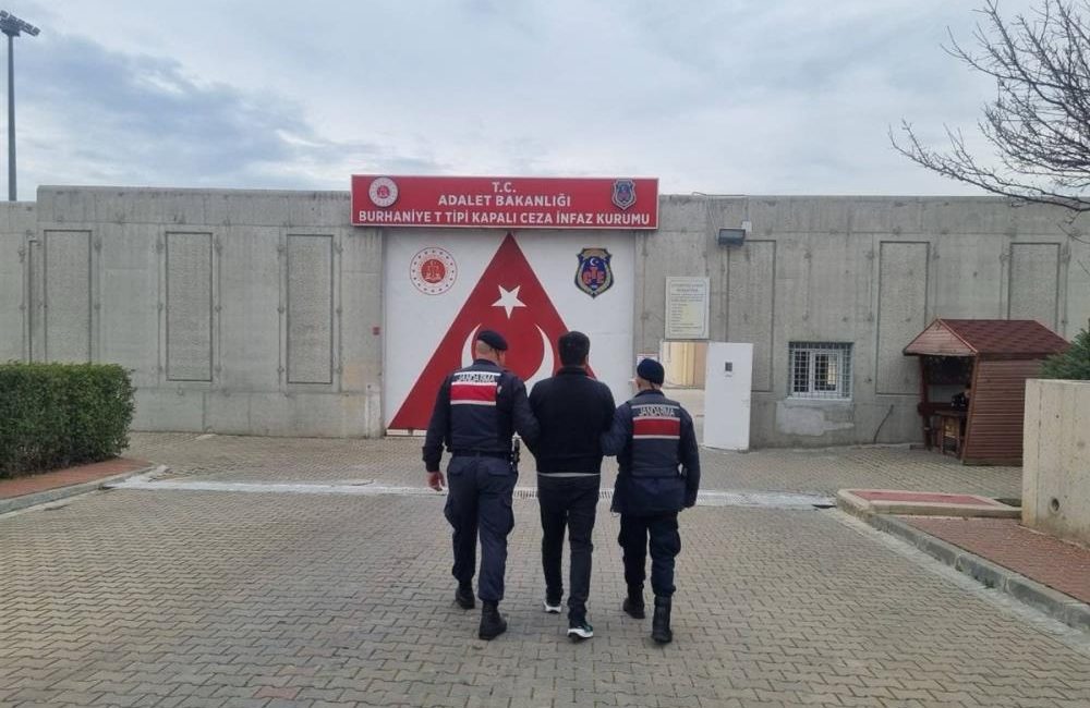 Balıkesir’de 18 yıl kesinleşmiş hapisle aranan şahıs yakalandı Balıkesir’de 18 yıl kesinleşmiş hapis cezası bulunan şahıs jandarma ekiplerince