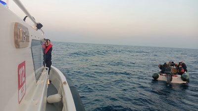 Ayvalık’ta yasa dışı yollarla Yunanistan’ın Midilli Adası’na gitmek isteyen, beraberinde