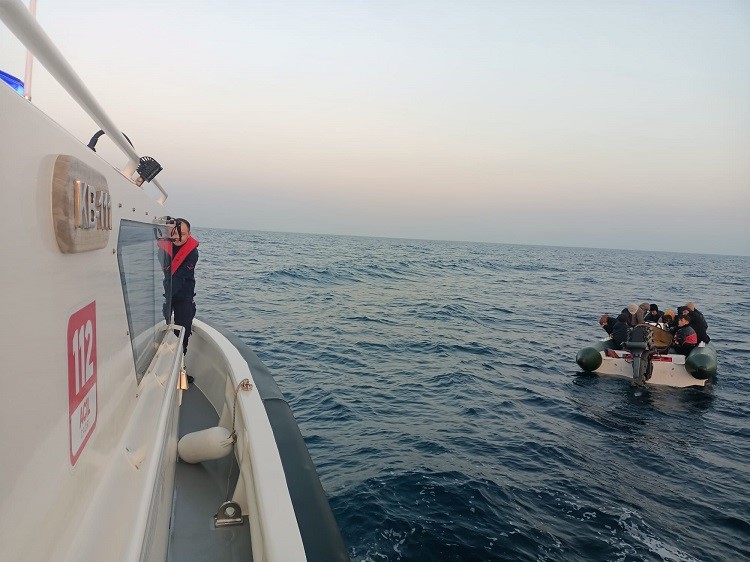 Ayvalık’ta Sahil Güvenlik 18 düzensiz göçmen yakaladı Ayvalık’ta yasa dışı yollarla Yunanistan’ın Midilli Adası’na gitmek isteyen, beraberinde