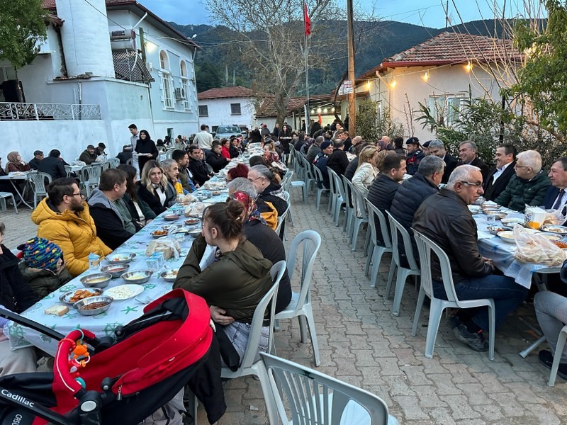 Burhaniye’de toplu iftar geleneği devam ediyor. Her gün farklı mahallelerde