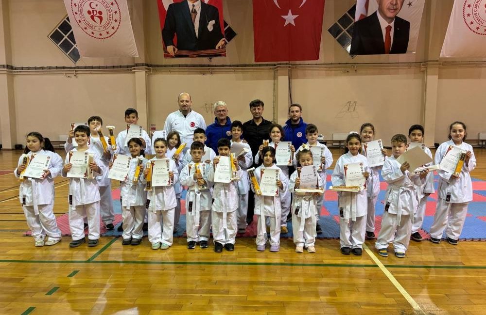Manyas ve Gönenli karatecileri bünyesinde barındıran Manyas Belediyespor karate takımının