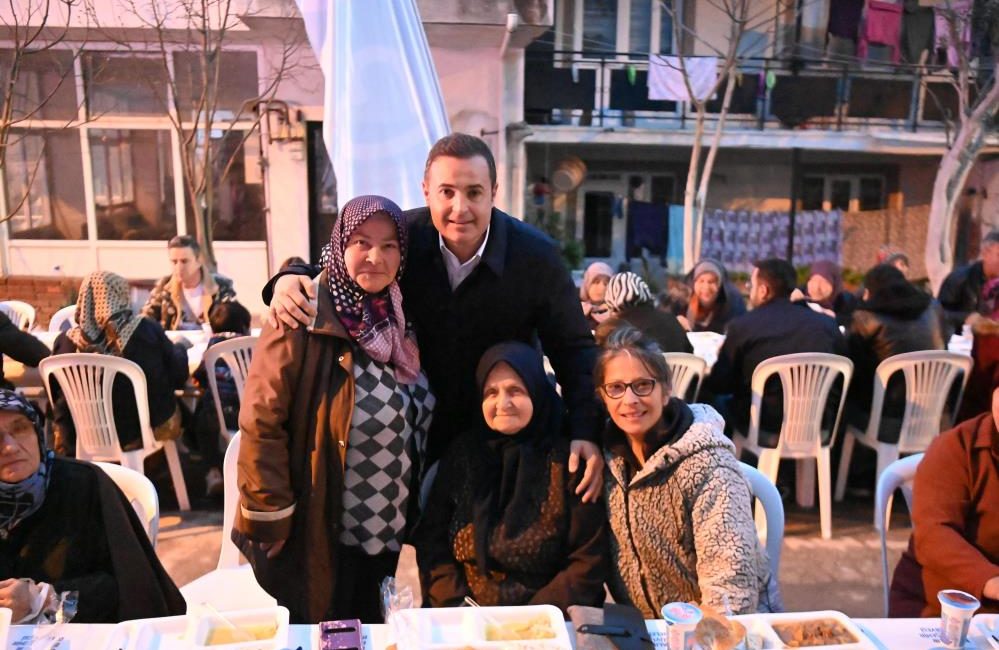 Başkan Ahmet Akın: Balıkesir için “Gece gündüz çalışıyoruz” Balıkesir Büyükşehir Belediye Başkanı Ahmet Akın, 2.Sakarya Mahallesi’nde katıldığı iftar