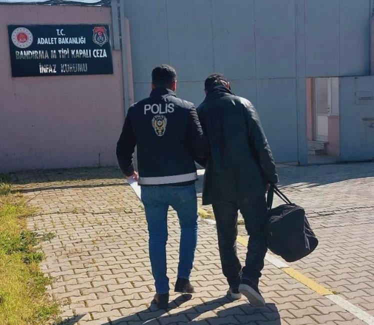 Balıkesir’de dolandırıcılık suçundan aranan şahıs yakalandı Balıkesir Emniyet Müdürlüğü’ne bağlı Asayiş Şube Müdürlüğü koordinesinde, Erdek İlçe