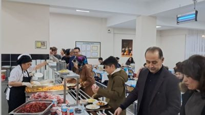 Lise öğrencileriyle iftar programında bir araya gelen Bandırma Kaymakamı ve